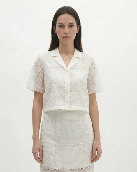 mequieres-cinia-camisa-de-manga-corta-con-cuello-sastre-y-bordados-01