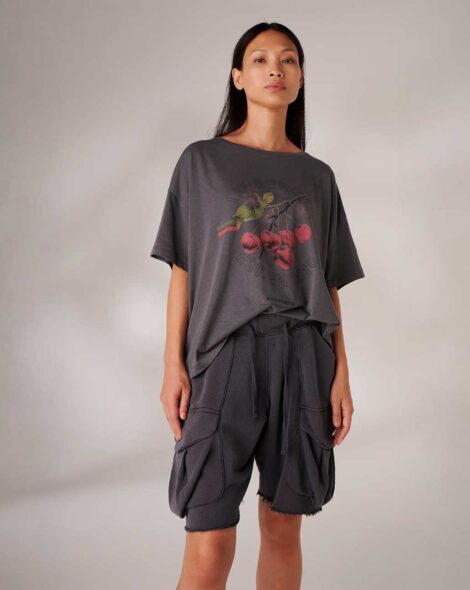 mequieres-t-shirt-cherry-in-charcoal-02