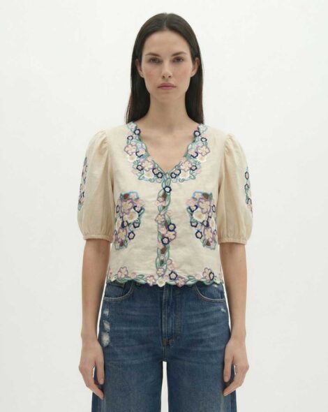 mequieres-clarita-top-de-manga-corta-con-escote-en-v-y-bordado-de-flores-01